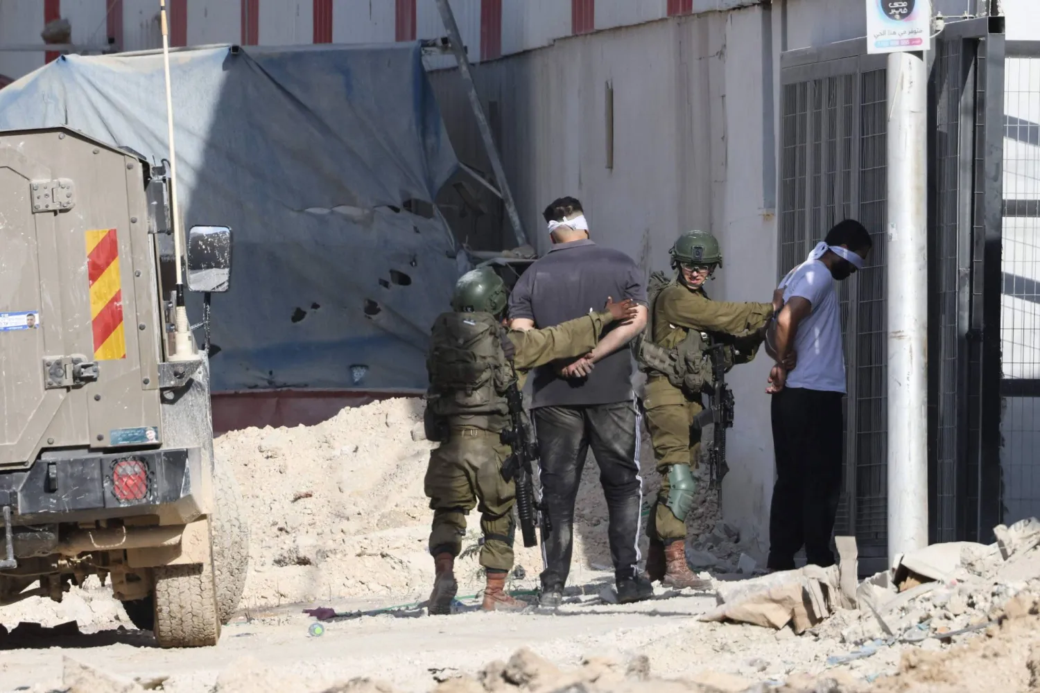 القوات الإسرائيلية تعتقل رجلين فلسطينيين خلال مداهمة مخيم «نور شمس» قرب مدينة طولكرم (أ.ف.ب)