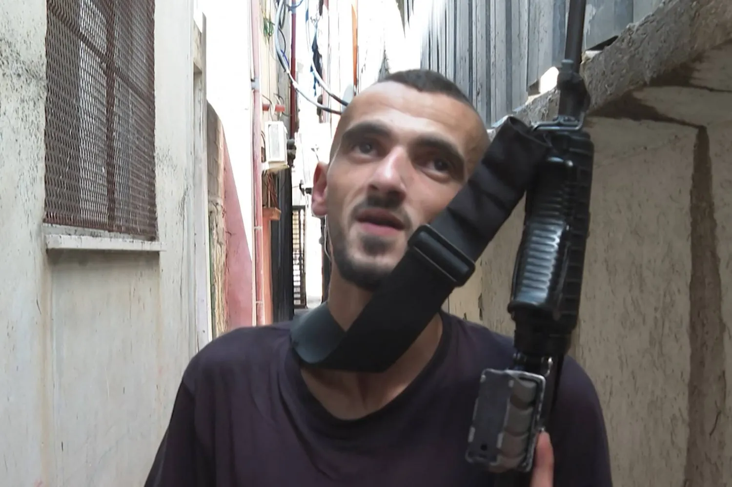 İşgal altındaki Batı Şeria'nın kuzeyinde yer alan Cenin kentine düzenlenen operasyonda İsrail güçleri bir hastaneyi kuşatırken, İsrail zırhlı aracı Filistinlilere ait bir ambulansın yanında duruyor. (DPA)