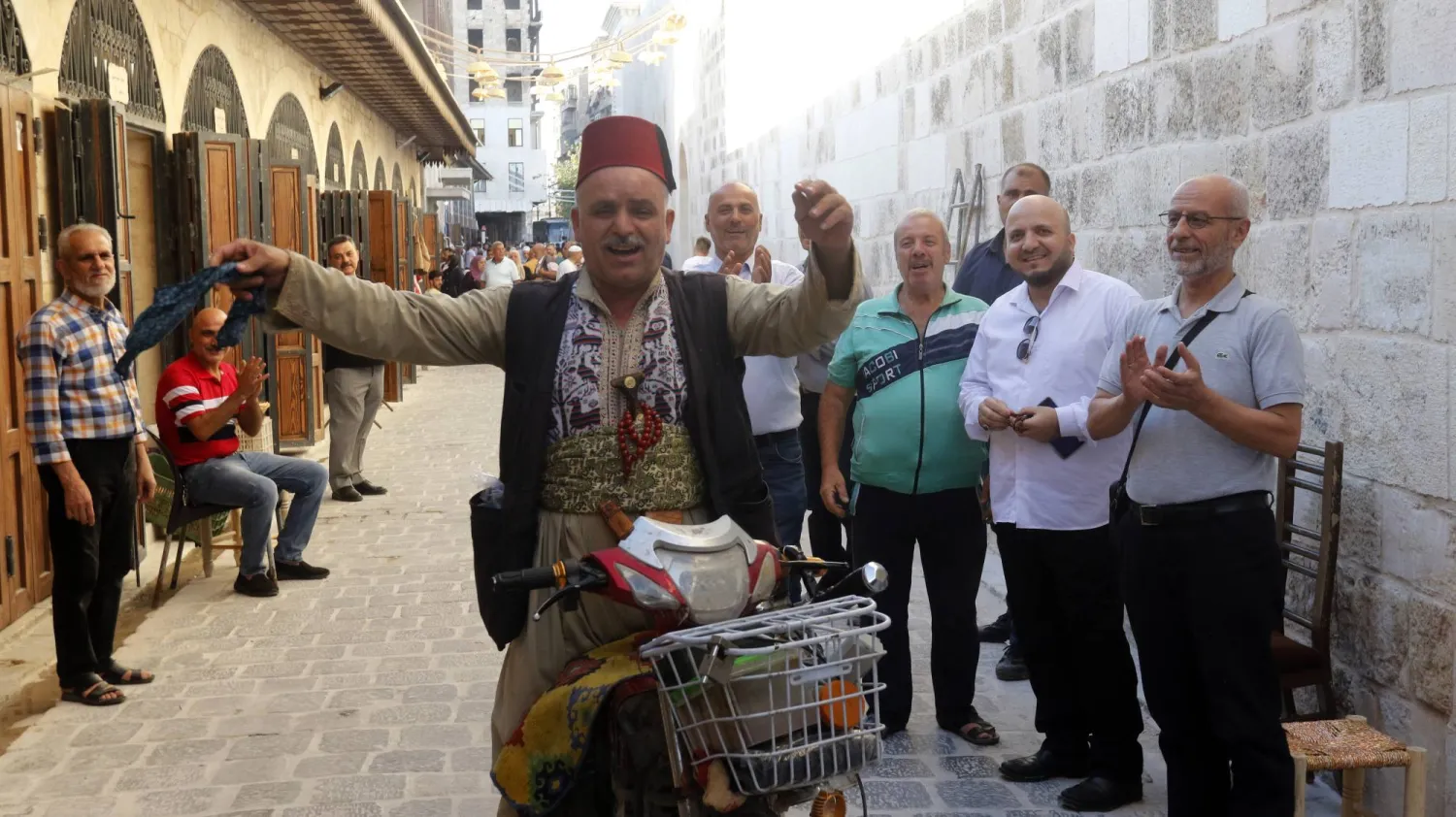 سنعيد إعمار المدينة بأيدينا... وستعود أفضل مما كانت (إ.ب.أ)
