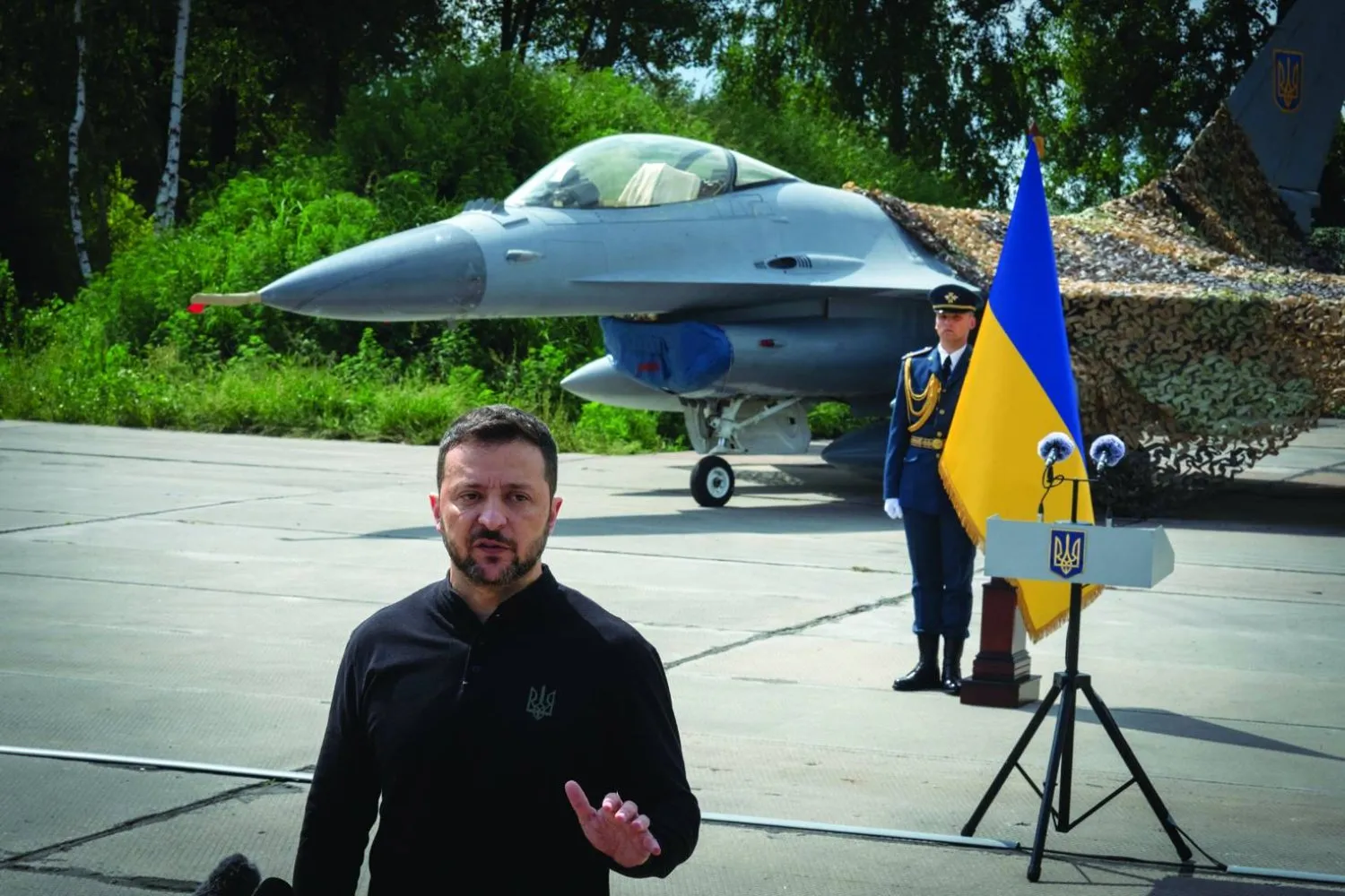 Zelenskiy, arkasında F-16 savaş uçağı basın toplantısında (AP)
