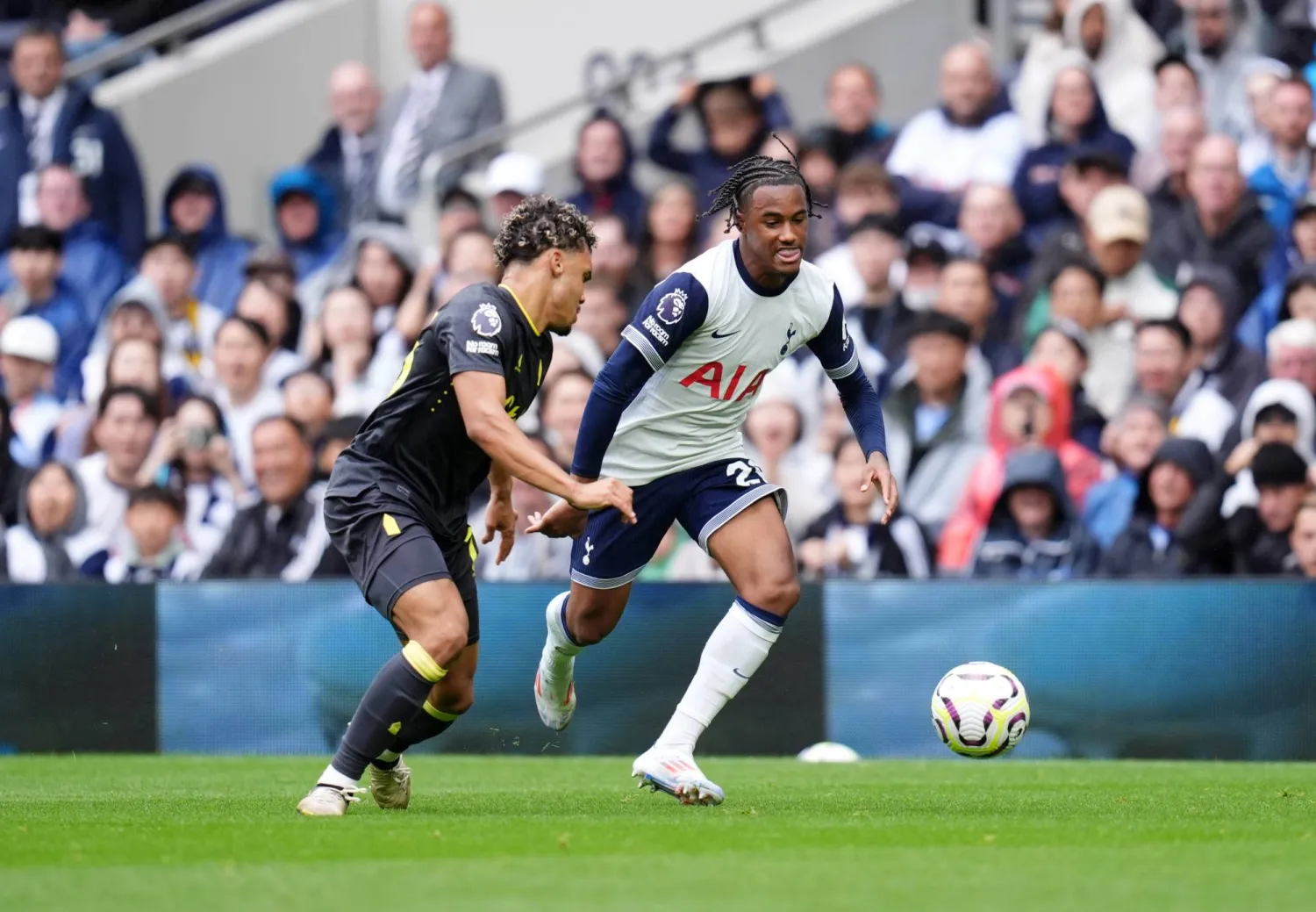 أودوبيرت (يمين) يحاول المرور من مدافع إيفرتون ديكسون (ب.أ)