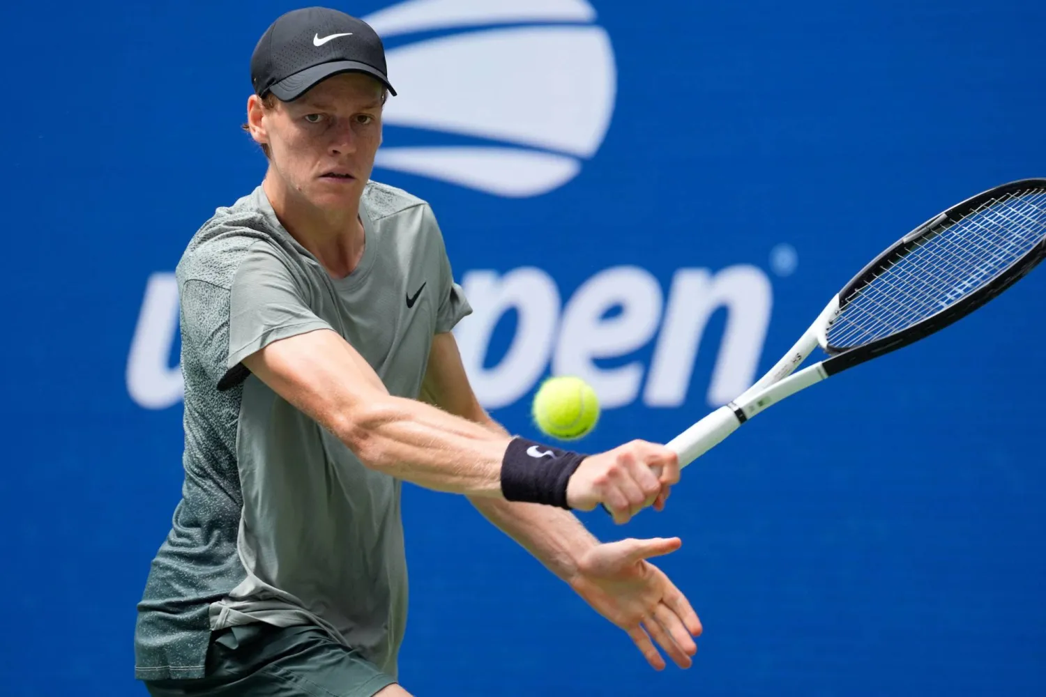 سينر يعبر للدور الثالث دون عناء (رويترز)