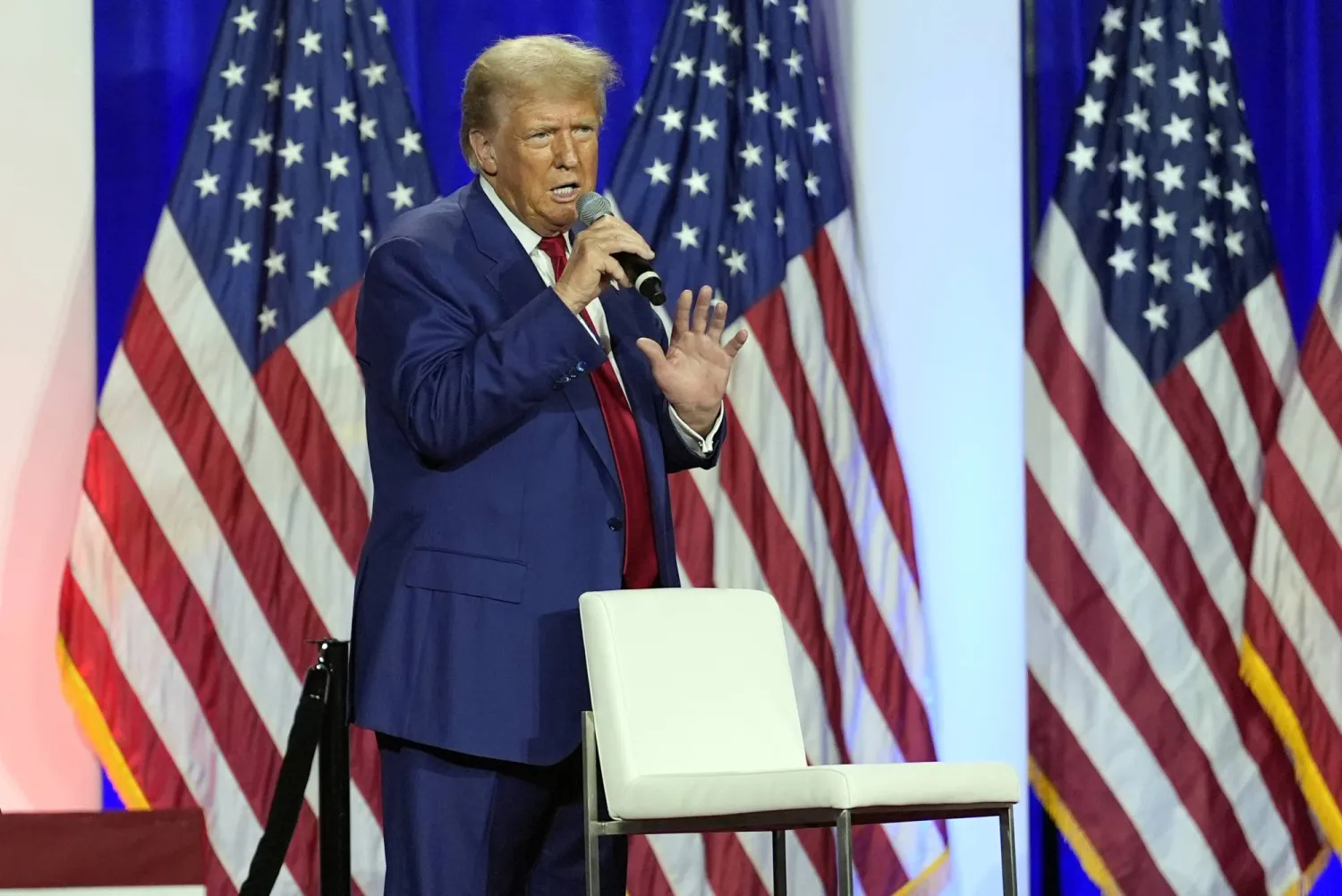 تقدم ترمب بين الناخبين البيض والرجال متفوقا على هاريس (أ.ب)