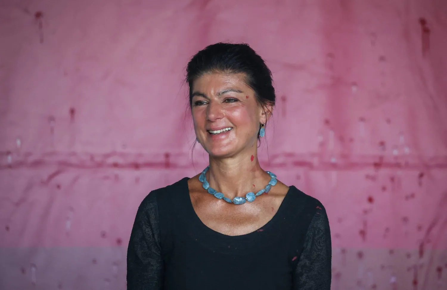 زعيمة حزب «تحالف سارا فاغنكنشت» بعد رشها بالطلاء الأحمر خلال لقاء انتخابي في إرفورت بشرق ألمانيا في 29 أغسطس 2024 (أ.ف.ب)