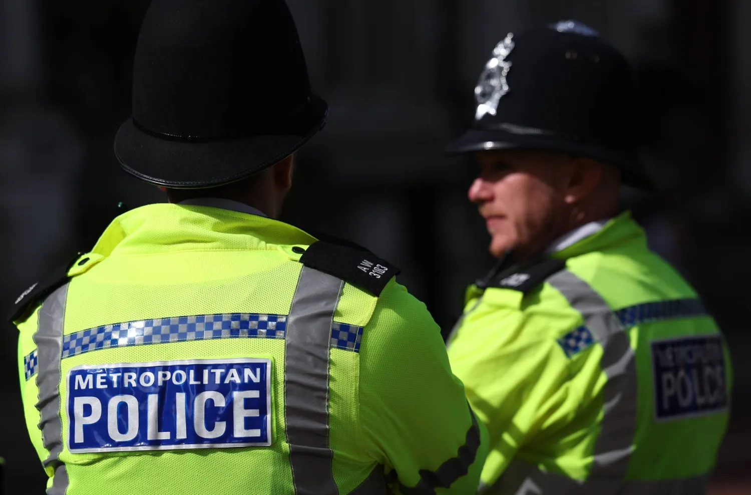 شرطيان يراقبان الوضع في لندن (إ.ب.ا)