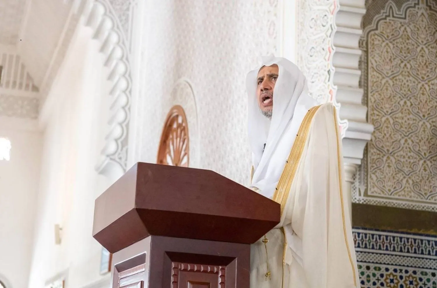 Dünya İslam Birliği (Rabıta) Genel Sekreteri Dr. Muhammed el-İsa Tanzanya'nın Darüsselam kentindeki en büyük camide Cuma hutbesi verdi. (SPA)