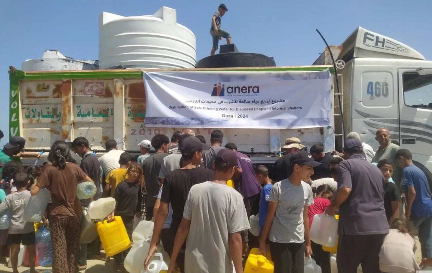  ABD'li yardım kuruluşu Anera Gazze'deki Filistinlilere su dağıtıyor (X hesabı)