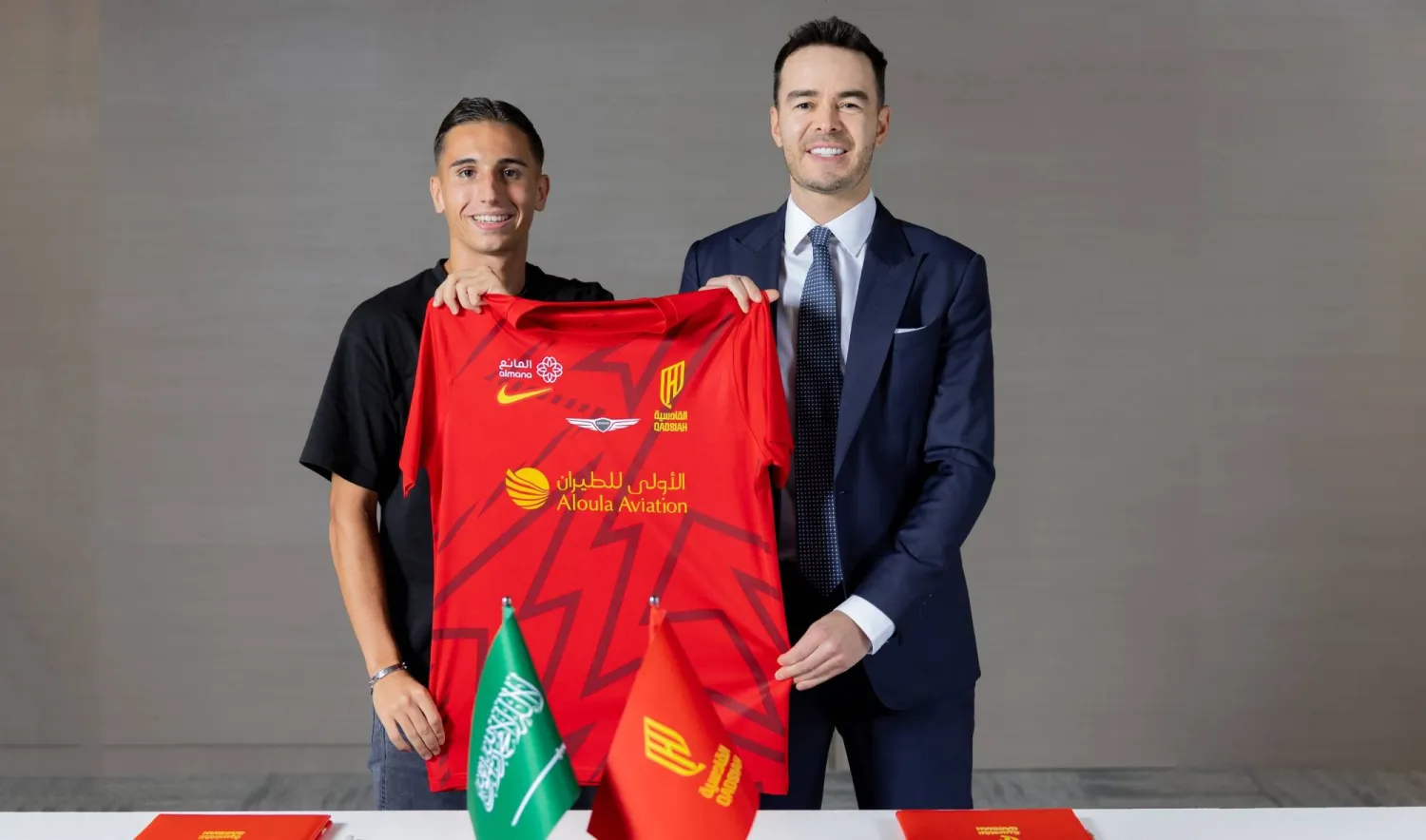 المينا يحمل قميص القادسية إلى جانب جيمس بيسجروف الرئيس التنفيذي للقادسية عقب توقيع العقد (القادسية)