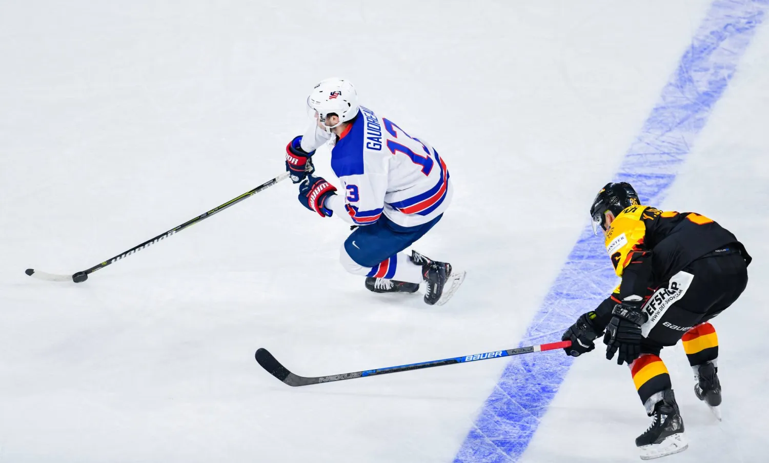 جوني جودرو (يسار) خلال مباراة سابقة بين ألمانيا والولايات المتحدة في هوكي الجليد (د.ب.أ)