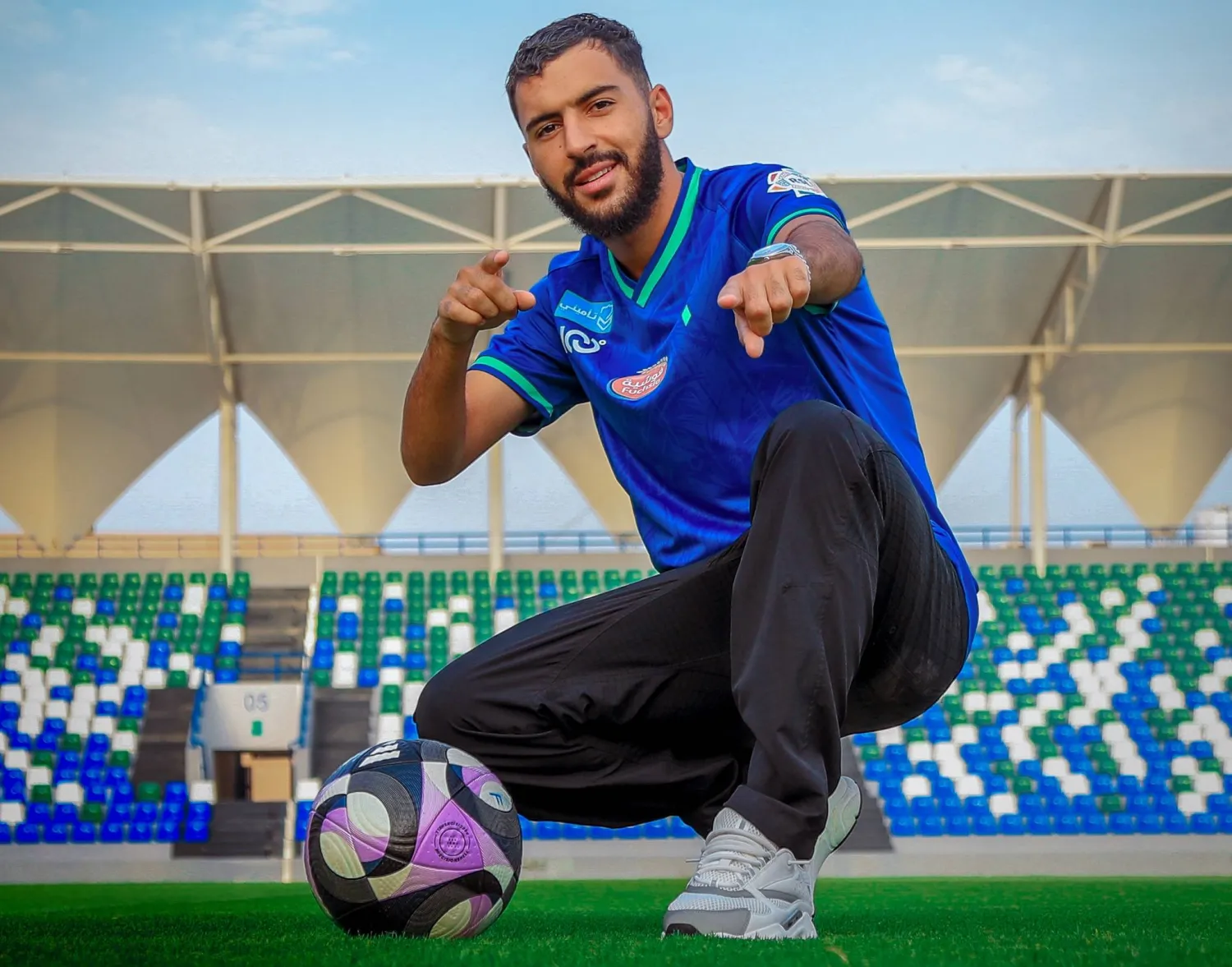 سباعي بقميص الفتح بعد توقيع العقد (المركز الإعلامي للنادي)