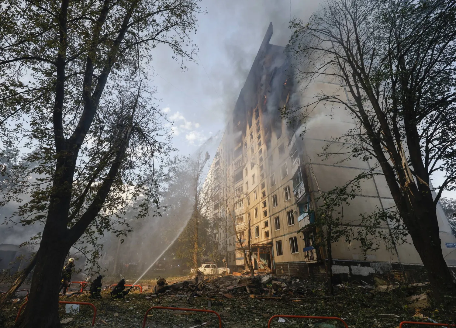 عمل رجال الإنقاذ الأوكرانيون في موقع مبنى سكني متضرر من 12 طابقاً في أعقاب ضربة صاروخية في خاركيف شمال شرقي أوكرانيا (د.ب.أ)