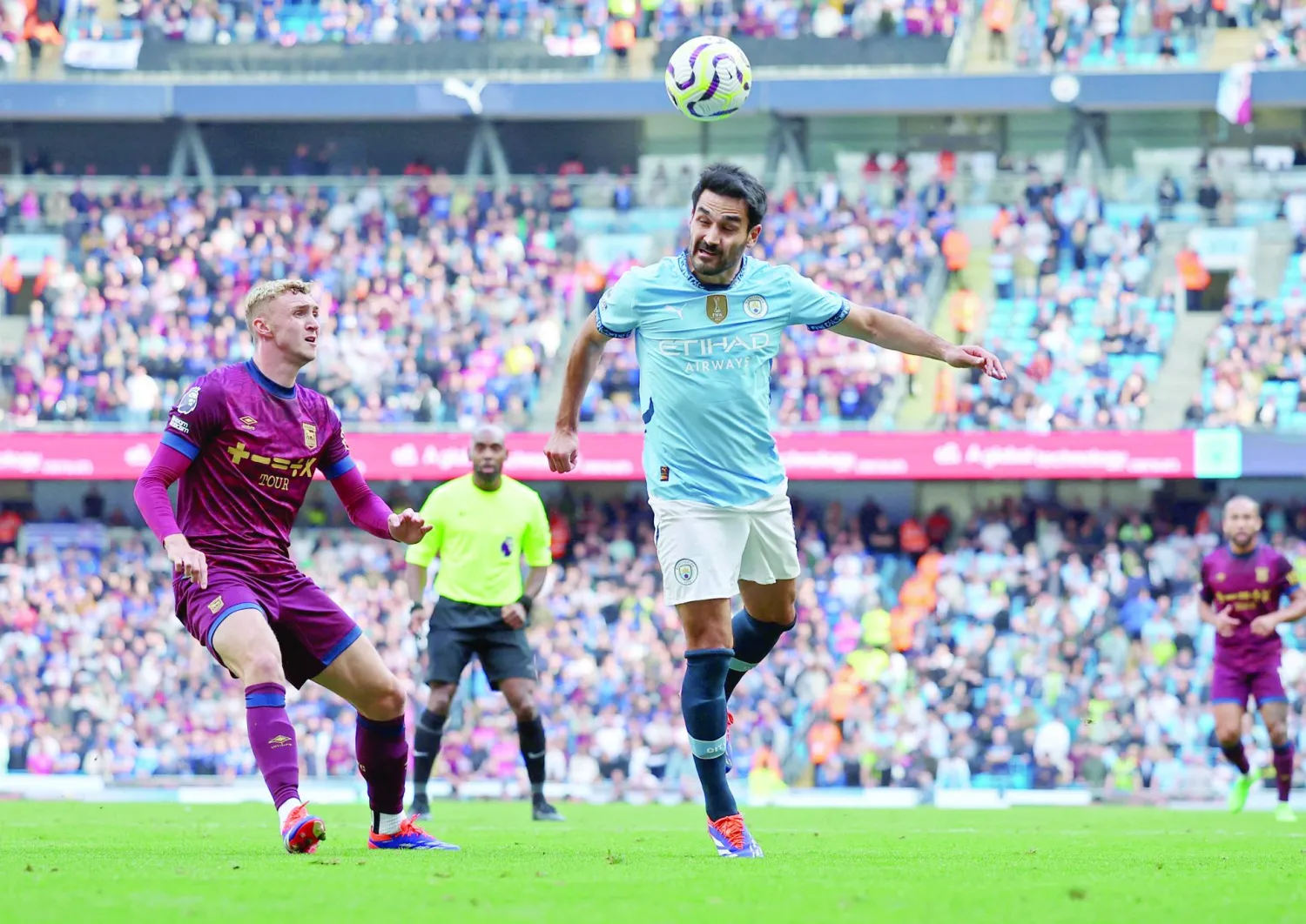 غوندوغان عاد إلى مانشستر سيتي بعد عام فقط مع برشلونة (رويترز)