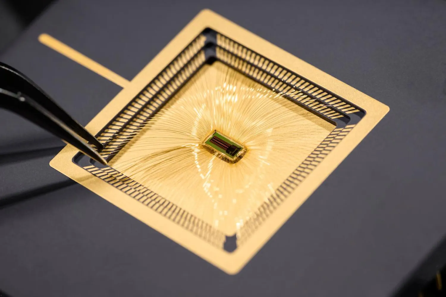 Minik çip, beyindeki sinirlerin aktivitesini yazılı metne çeviriyor (EPFL/Lundi13)