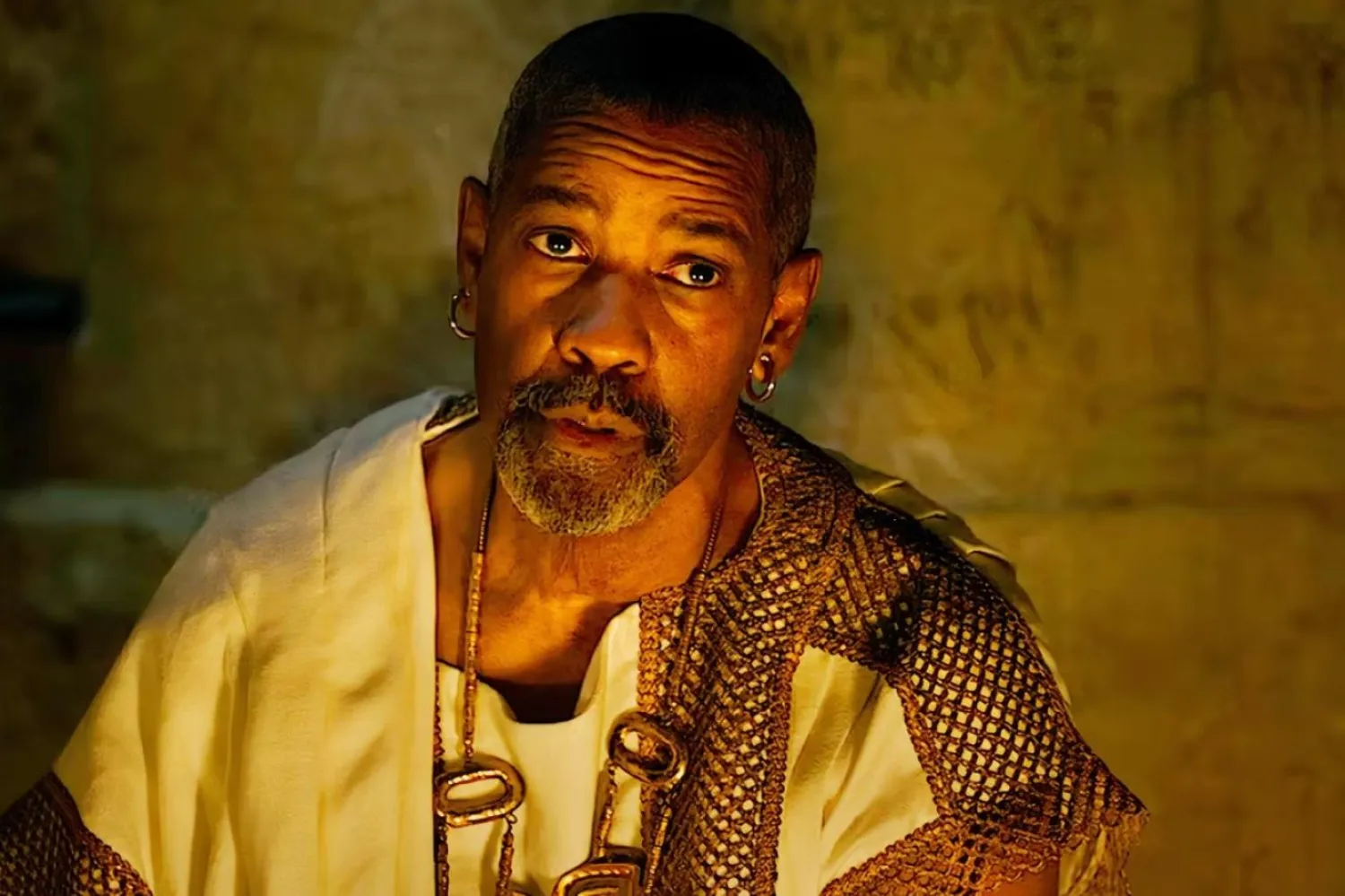 Denzel Washington, Gladyatör 2'de imparator olmak isteyen ve bunun için her şeyi yapmaya hazır zengin silah tüccarı Macrinus rolünde (Paramount)