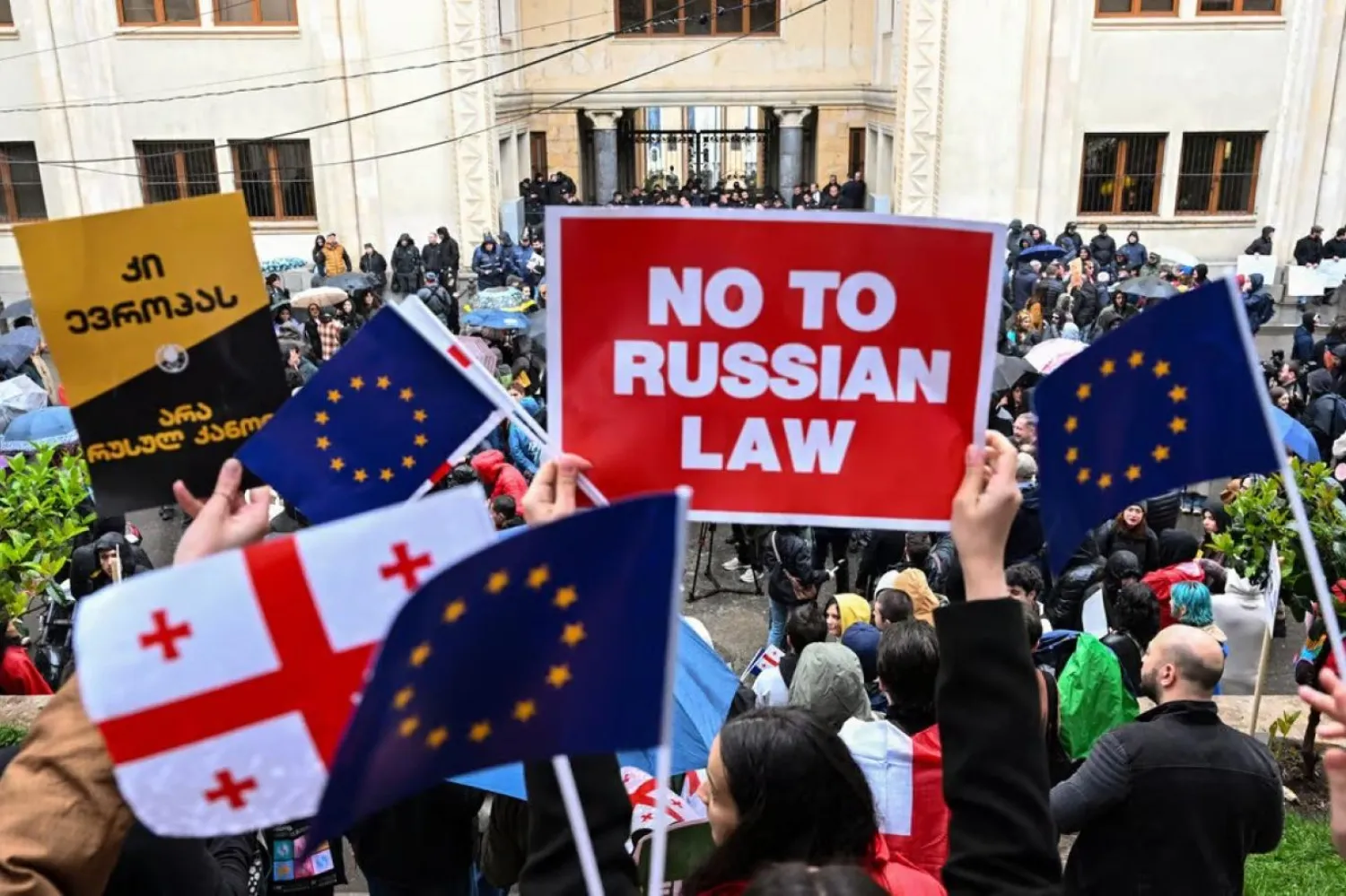 Gürcistan'da "Rus yasasının" Parlamento'dan geçmesiyle hükümet karşıtları sokaklara inmişti (AFP)