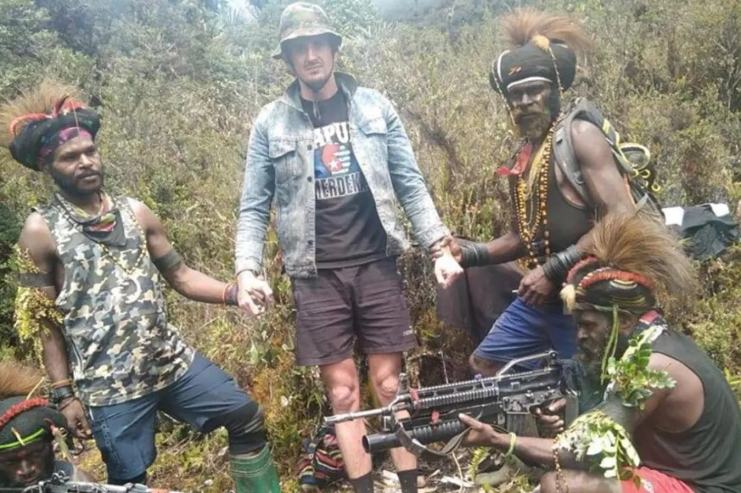 Batı Papua Kurtuluş Ordusu isimli örgüt, Mehrtens'in kullandığı uçağı ateşe verip onun pozlarını yayımlamıştı  (AP)