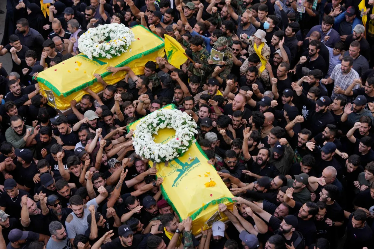 Hizbullah destekçileri, çağrı cihazlarının patlatılmasıyla öldürülenler için cenaze töreni düzenledi (AP)