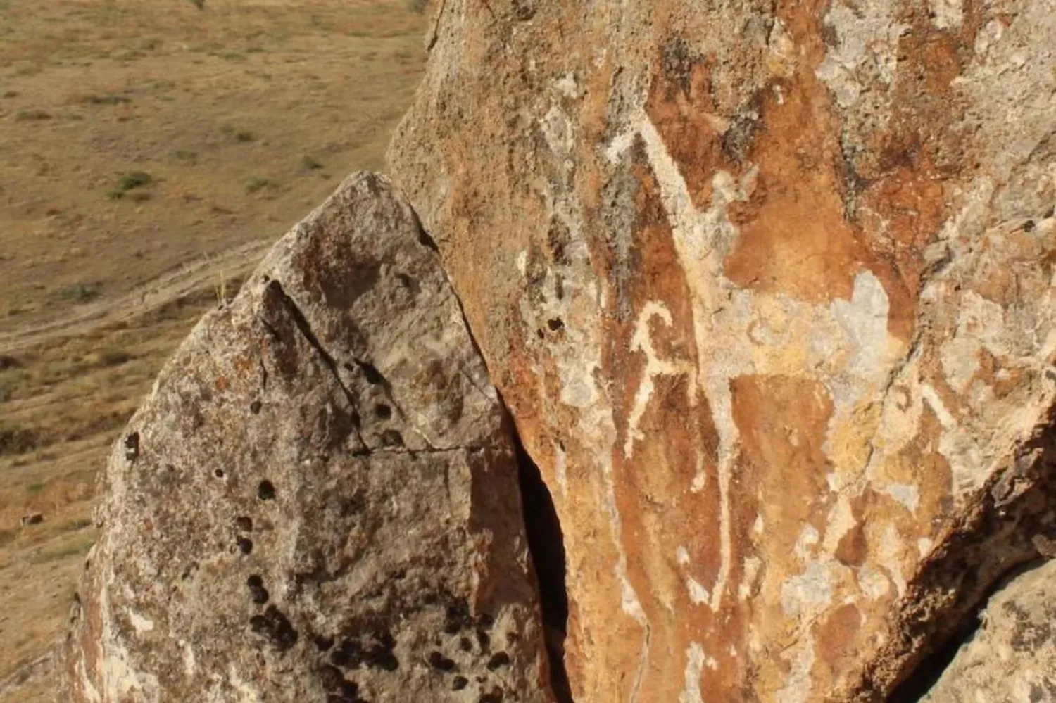 20. yüzyılın başlarında ortaya atılarak kabul gören Kurgan hipotezi, adını Yamna halkının yaptığı mezarlarda toprak yığılarak oluşturulmuş tepeciklerden alıyor (William Taylor/University of Colorado Boulder)
