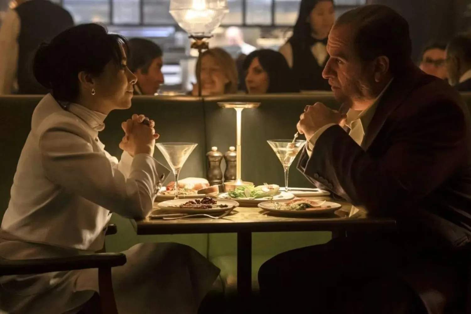 772 milyon dolar hasılat yapan 2022 yapımı The Batman'in yönetmeni Matt Reeves,  Colin Farrell (sağda) ve Cristin Milioti'yi (solda) başrollerde buluşturan The Penguin'in yönetici yapımcıları arasında yer alıyor (HBO)