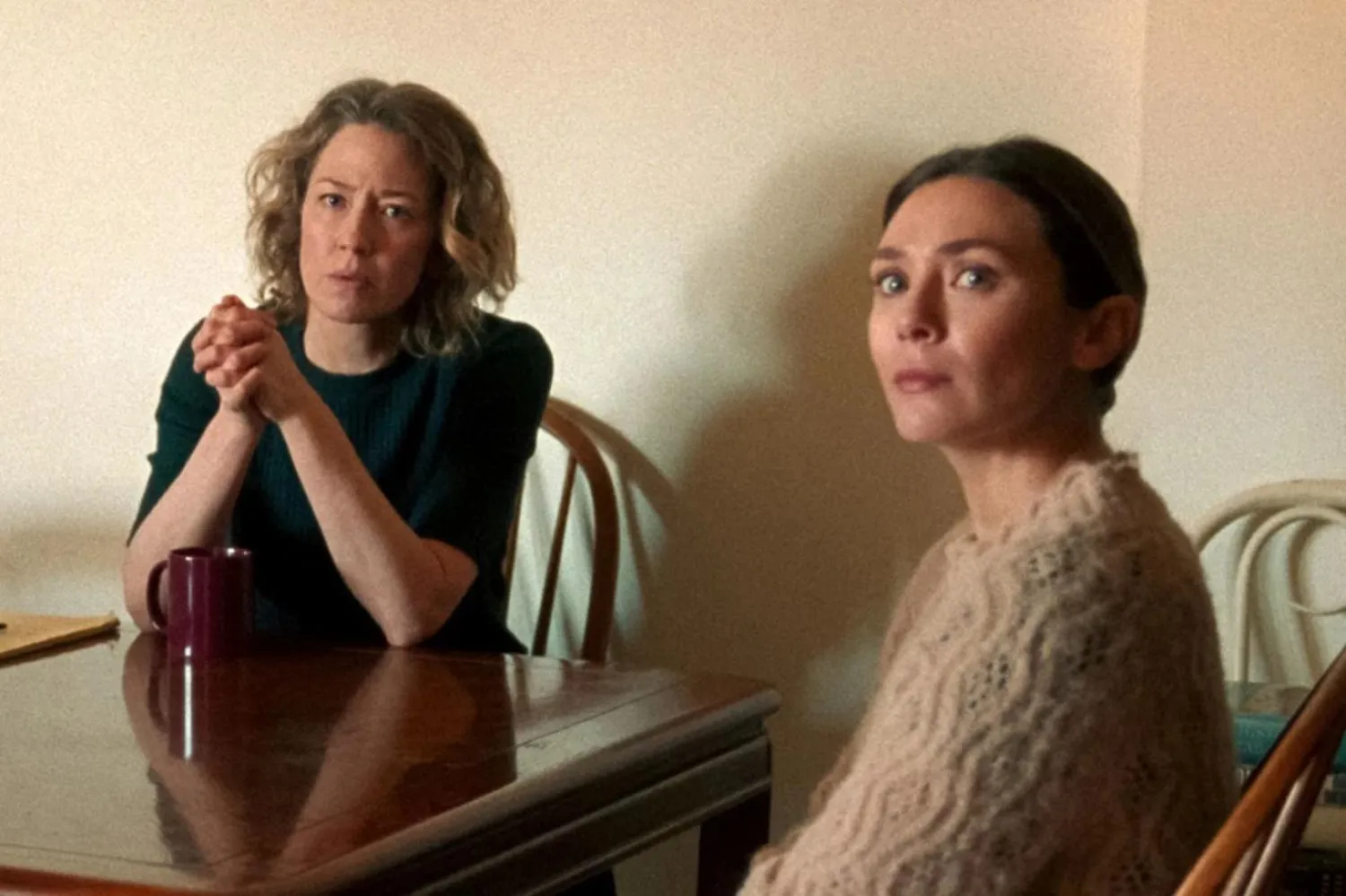 35 yaşındaki Elizabeth Olsen (sağda), filmde üç kız kardeşin en küçüğü Christine'i canlandırıyor (Netflix)