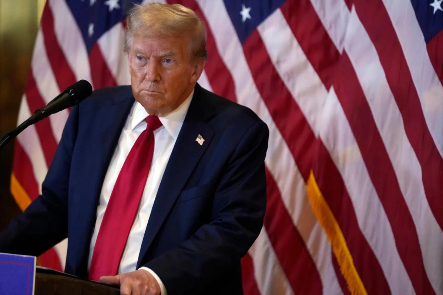 Trump perşembe günü, Trump Tower'daki basın açıklamasında, "onun yaptıklarına dair hiçbir şey" bilmediğini itiraf etmeden önce Adams'a "şans" diledi (AP)