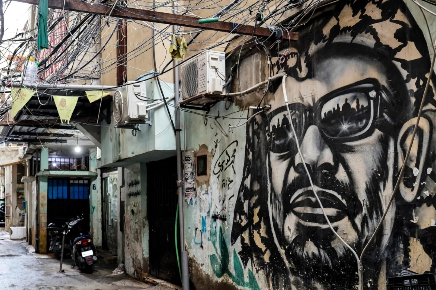 Beyrut'un güney banliyösünde Filistinli mültecilerin yaşadığı Burc el-Beracne Mülteci Kampı’nda merhum Filistin lideri Yaser Arafat'ın çizildiği bir duvar resmi, 5 Şubat 2024 (AFP)