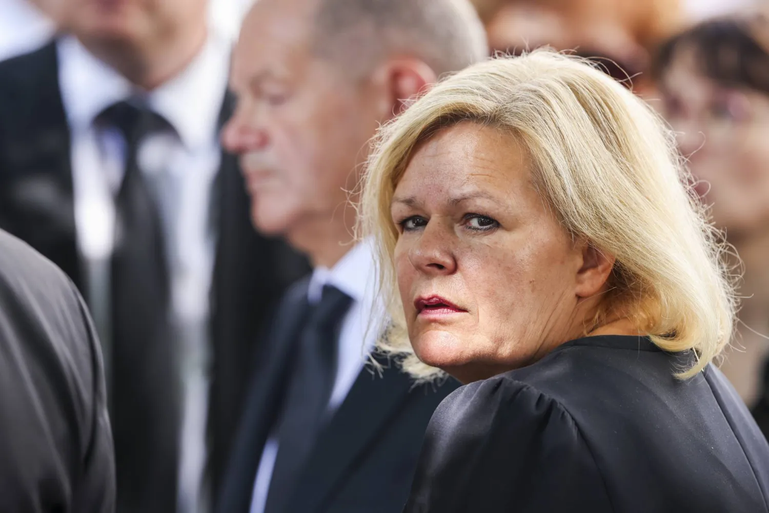 المستشار الألماني أولاف شولتس ووزيرة الداخلية نانسي فايزر يحضران مراسم وضع إكليل الزهور بفرونهوف لإحياء ذكرى ضحايا مهرجان زولينغن حيث قتل مهاجم ثلاثة أشخاص بسكين (د.ب.​​أ)