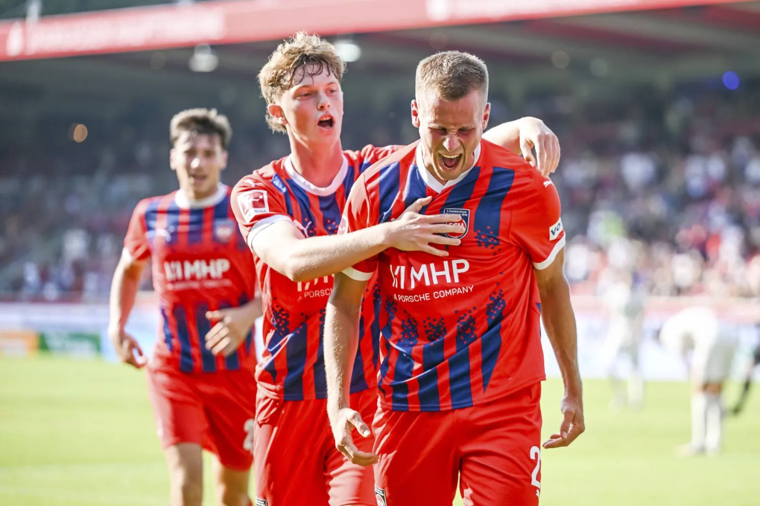 لاعبو هايدنهايم يحتفلون بالفوز على أوغسبورغ (أ.ب)