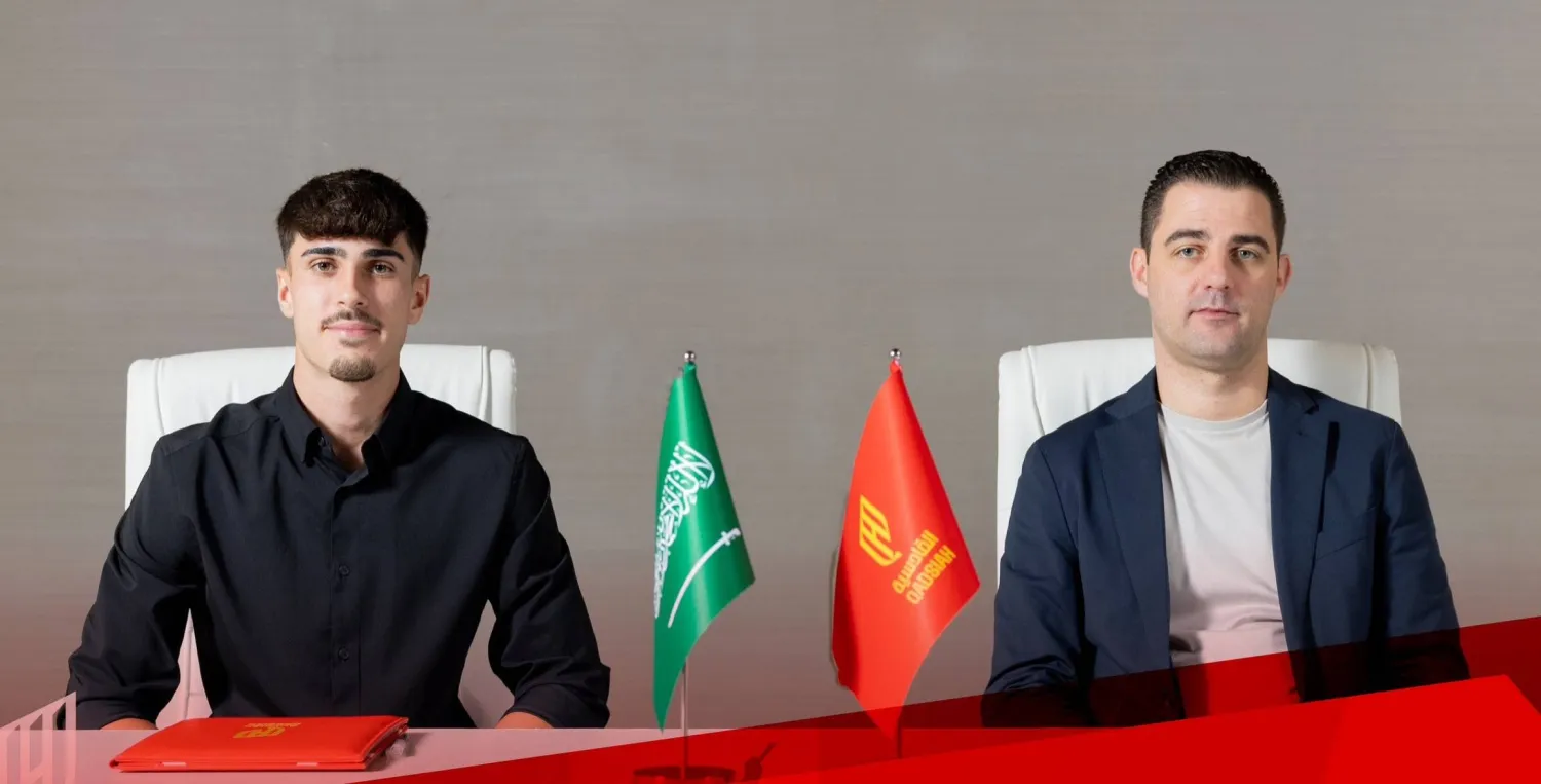 فيرغاس خلال توقيع العقد مع القادسية (القادسية)