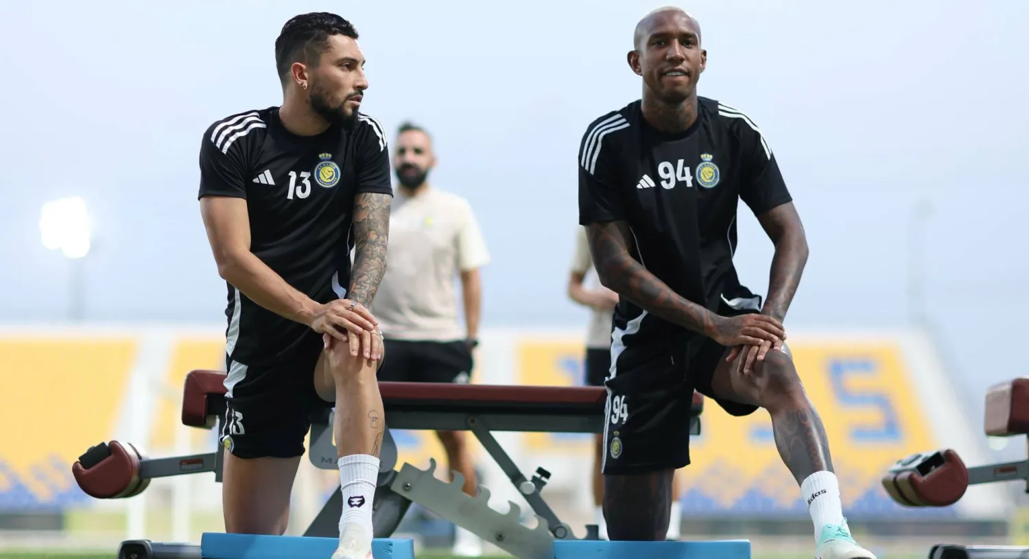 تيليس مع مواطنه تاليسكا خلال تدريبات النصر الأخيرة (النصر)