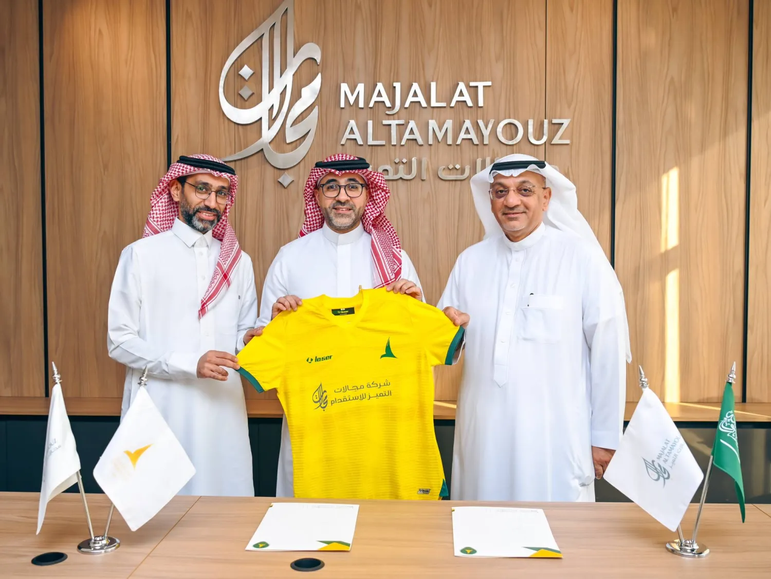 إدارة الخليج لدى توقيعها عقد رعاية فريقي اليد والطائرة (الخليج)