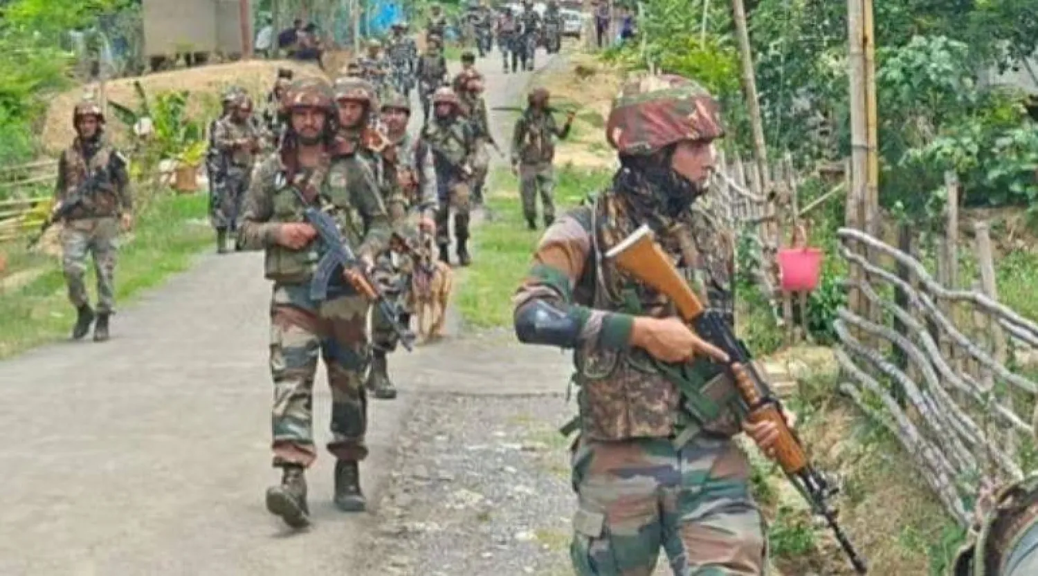 عناصر من شرطة مانيبور بالقرب من مكان الحادث (وسائل إعلام محلية)