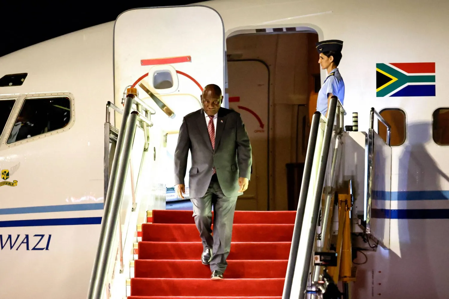 الرئيس الجنوب أفريقي سيريل رامافوزا يصل إلى مطار بكين الدولي قبل قمة منتدى التعاون الصيني الأفريقي 2024 (أ.ف.ب)