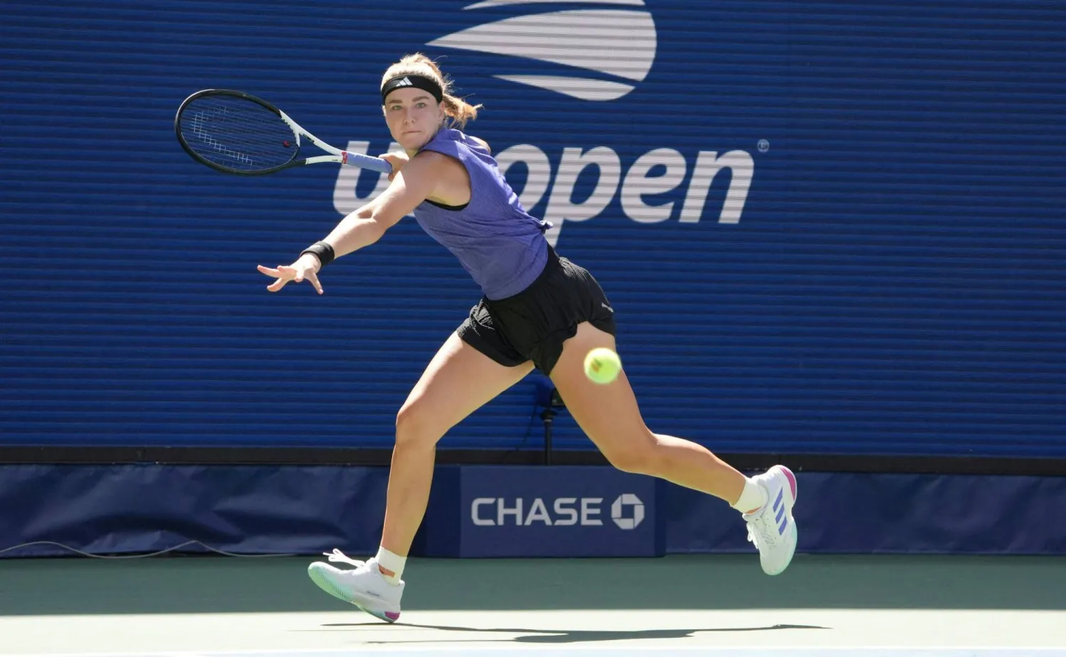 كارولينا موخوفا خلال مواجهتها أمام جازمين باوليني ضمن منافسات «فلاشينغ ميدوز» (أ.ف.ب)