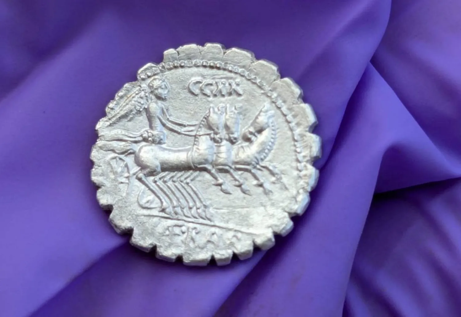 عملة من مجموعة نادرة من 27 فضية رومانية يرجع تاريخها إلى الفترة بين عامي 94 و74 قبل الميلاد (رويترز)