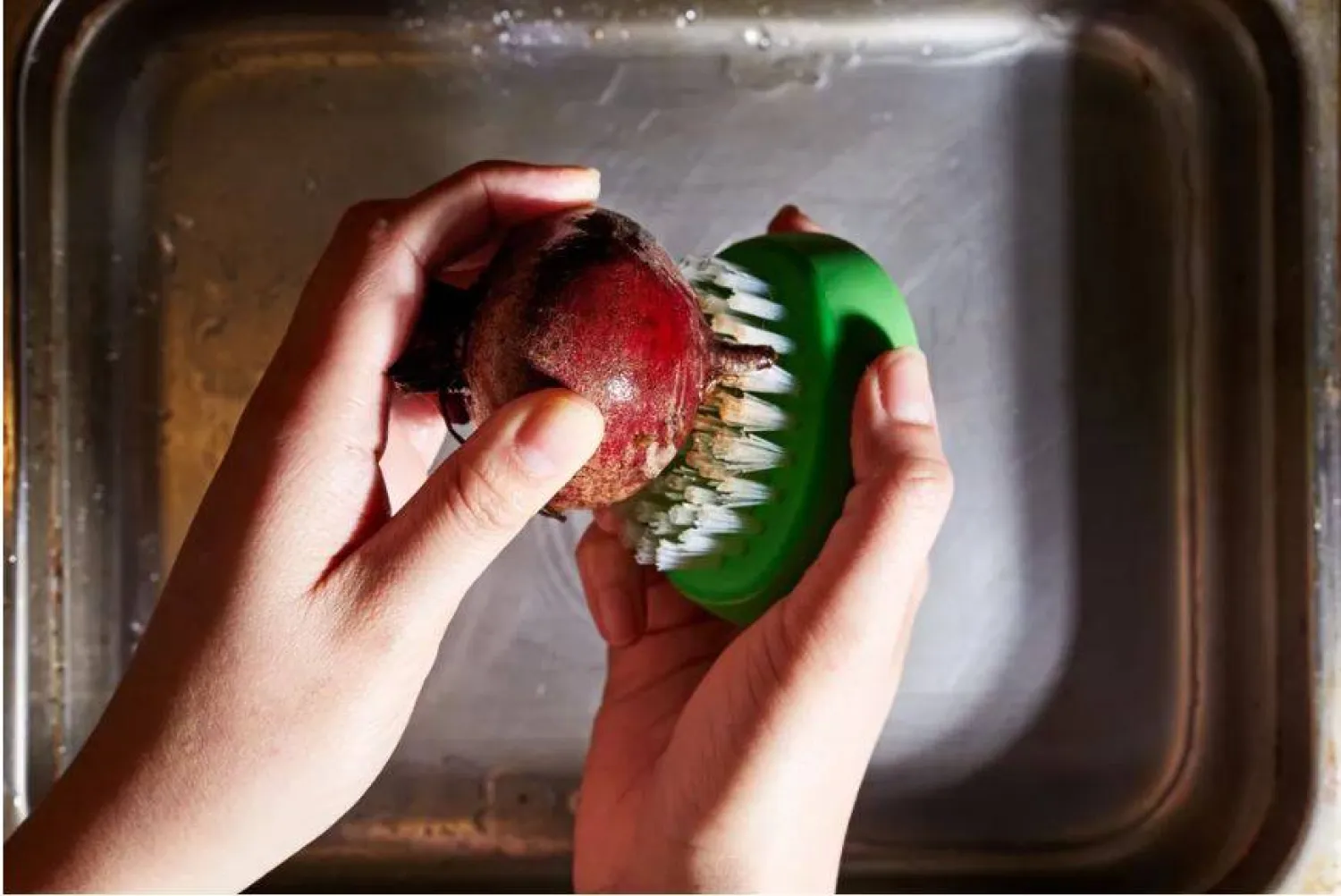 ينصح بغسل عدد من الخضروات والفواكه باستخدام فرشاة (أرشيفية - واشنطن بوست)