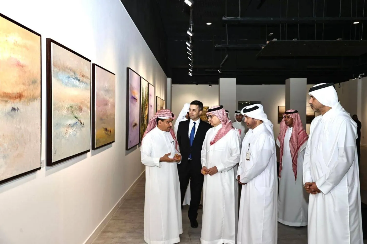 بحضور السفير السعودي لدى قطر الأمير منصور بن خالد بن فرحان ومدير عام «كتارا» الدكتور خالد السليطي افتتح معرض «المهاجرون» (قنا)