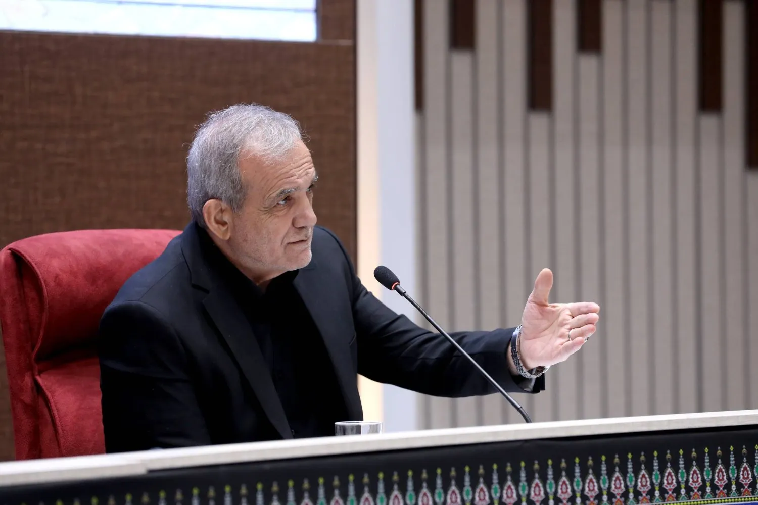 İran Cumhurbaşkanı Pezeşkiyan Horasan eyaletinde tüccarlara ve ekonomistlere hitap etti (İran Cumhurbaşkanlığı)