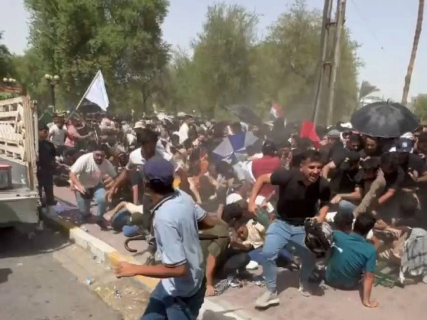 Göstericilerin çevik kuvvet polisinden kaçıyor ("X"te dolaşımda)