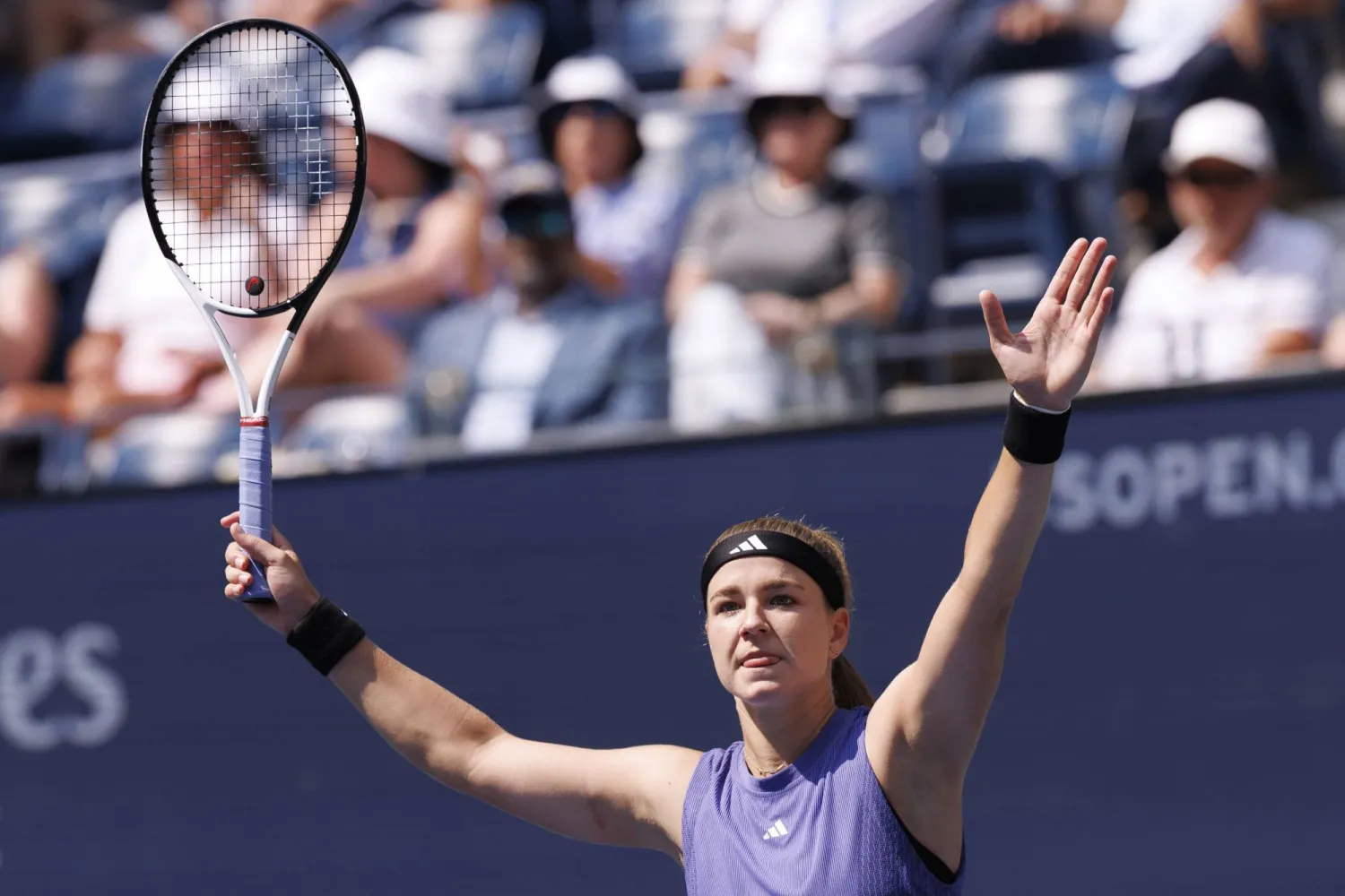 فرحة التشيكية كارولينا موخوفا عقب تأهّلها لنصف نهائي الـ«فلاشينغ ميدوز» (إ.ب.أ)