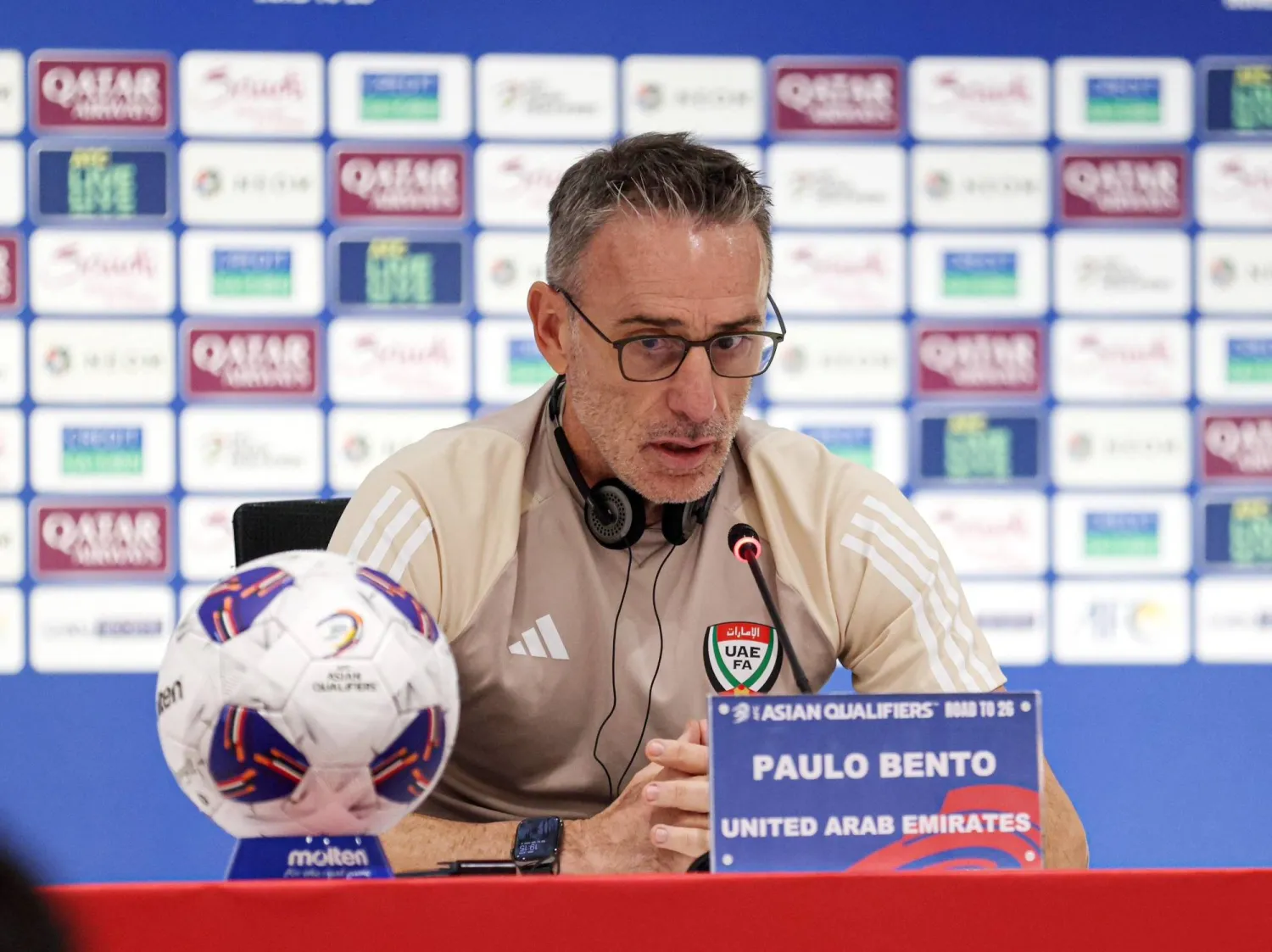 بينتو مدرب منتخب الإمارات لدى حديثه في المؤتمر الصحفي (الشرق الأوسط)