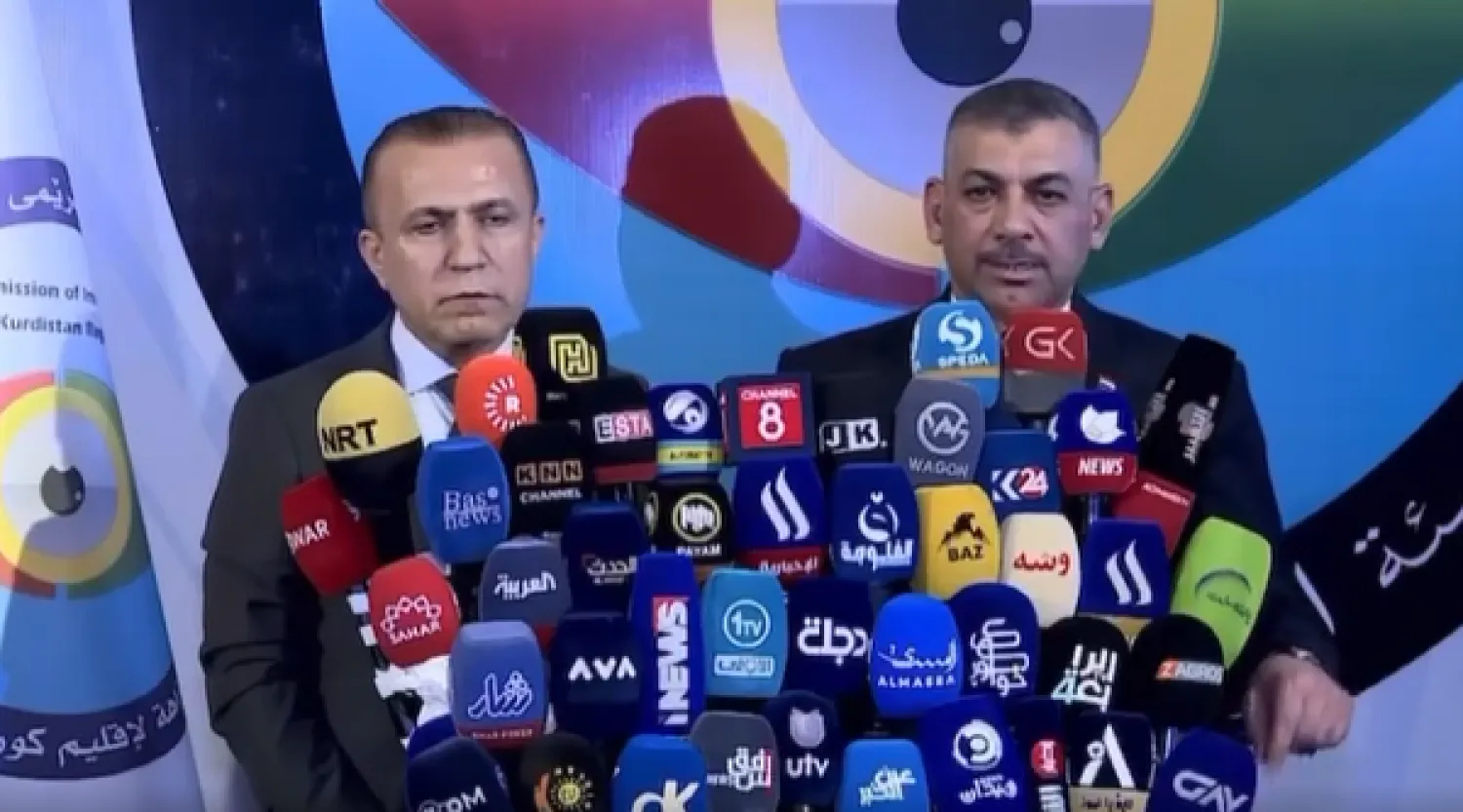 Dürüstlük Komisyonu Başkanı Yargıç Haydar Hanun (solda) Erbil'de düzenlediği basın toplantısında