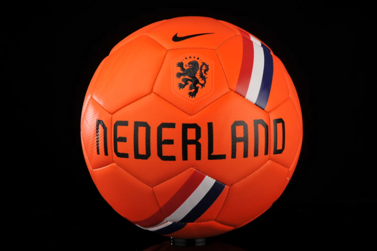 كرة بشعار الاتحاد الهولندي لكرة القدم (نايكي)