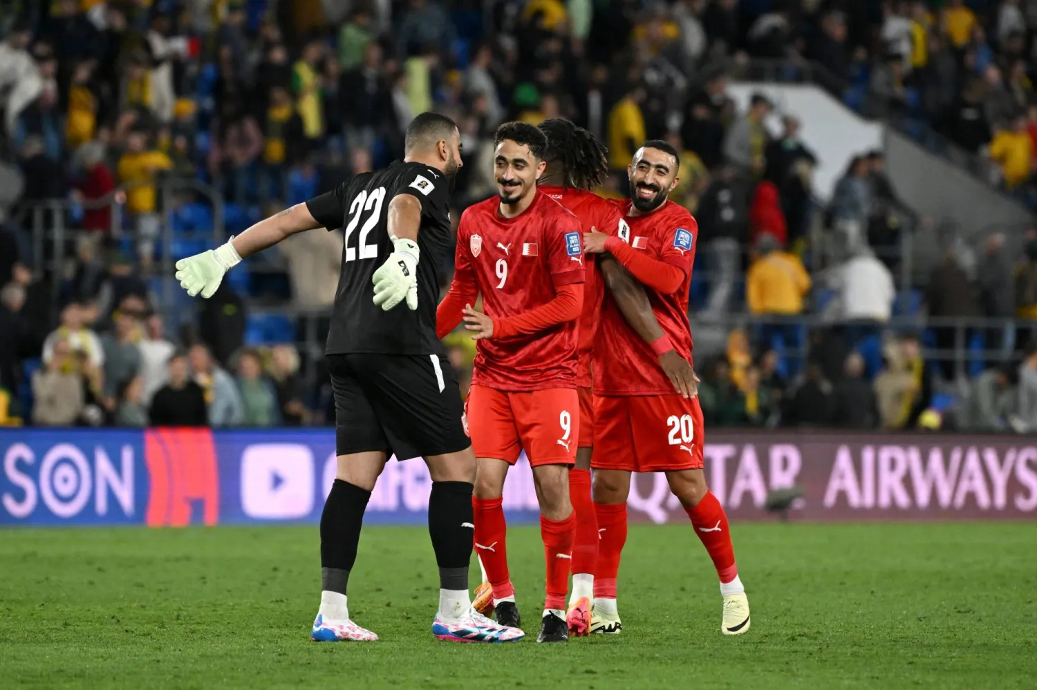 لاعبو المنتخب البحريني يحتفلون بعد فوزهم في مباراة أستراليا (إ.ب.أ)