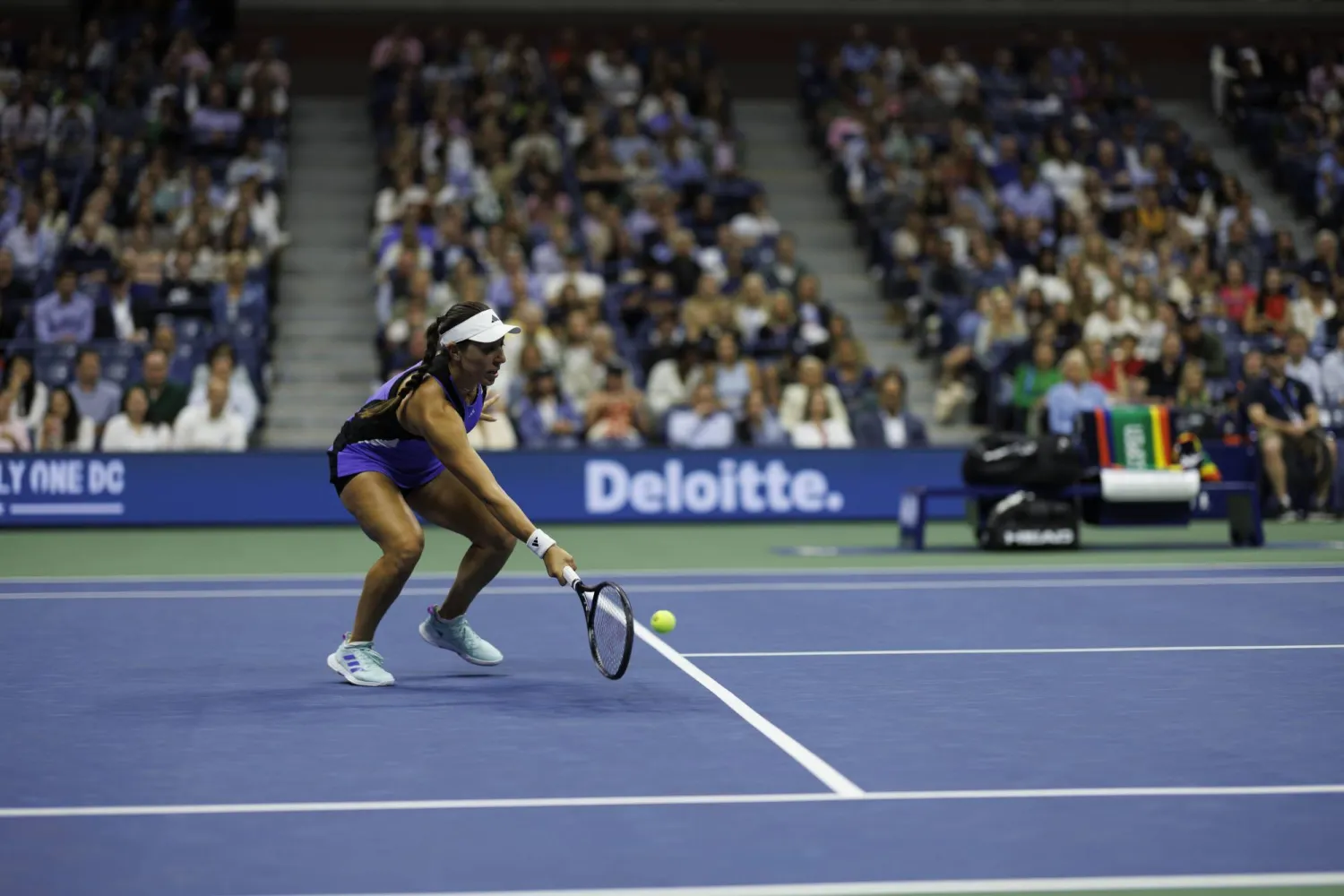 الأميركية جيسيكا بيغولا استفادت من مساندة الجماهير (إ.ب.أ)