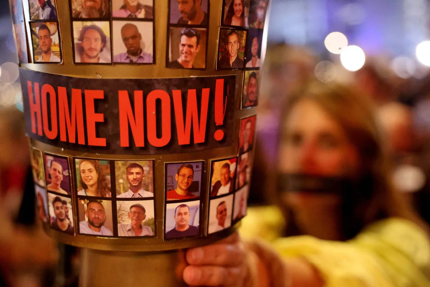 إسرائيليون يتظاهرون للمطالبة بالعمل على إطلاق الأسرى أمام وزارة الدفاع في تل أبيب الخميس (أ.ف.ب)