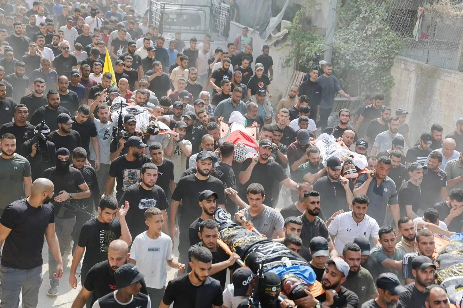 Dün (Cuma) Batı Şeria'daki Cenin Mülteci Kampı’nda öldürülen sekiz Filistinlinin cenaze törenine katılan Filistinliler (Reuters)