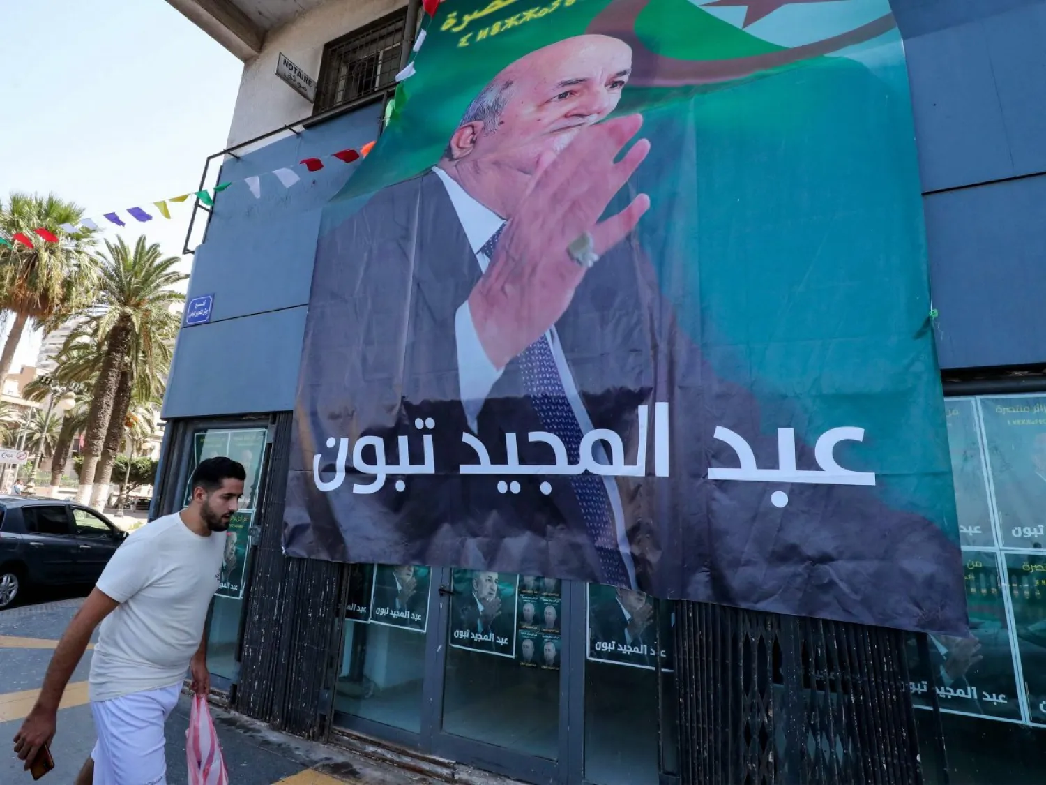 الرئيس تبون أكد أنه يعوّل كثيراً على تصويت الشباب في تجمّع قبل الانتخابات في مدينة وهران (أ.ف.ب)