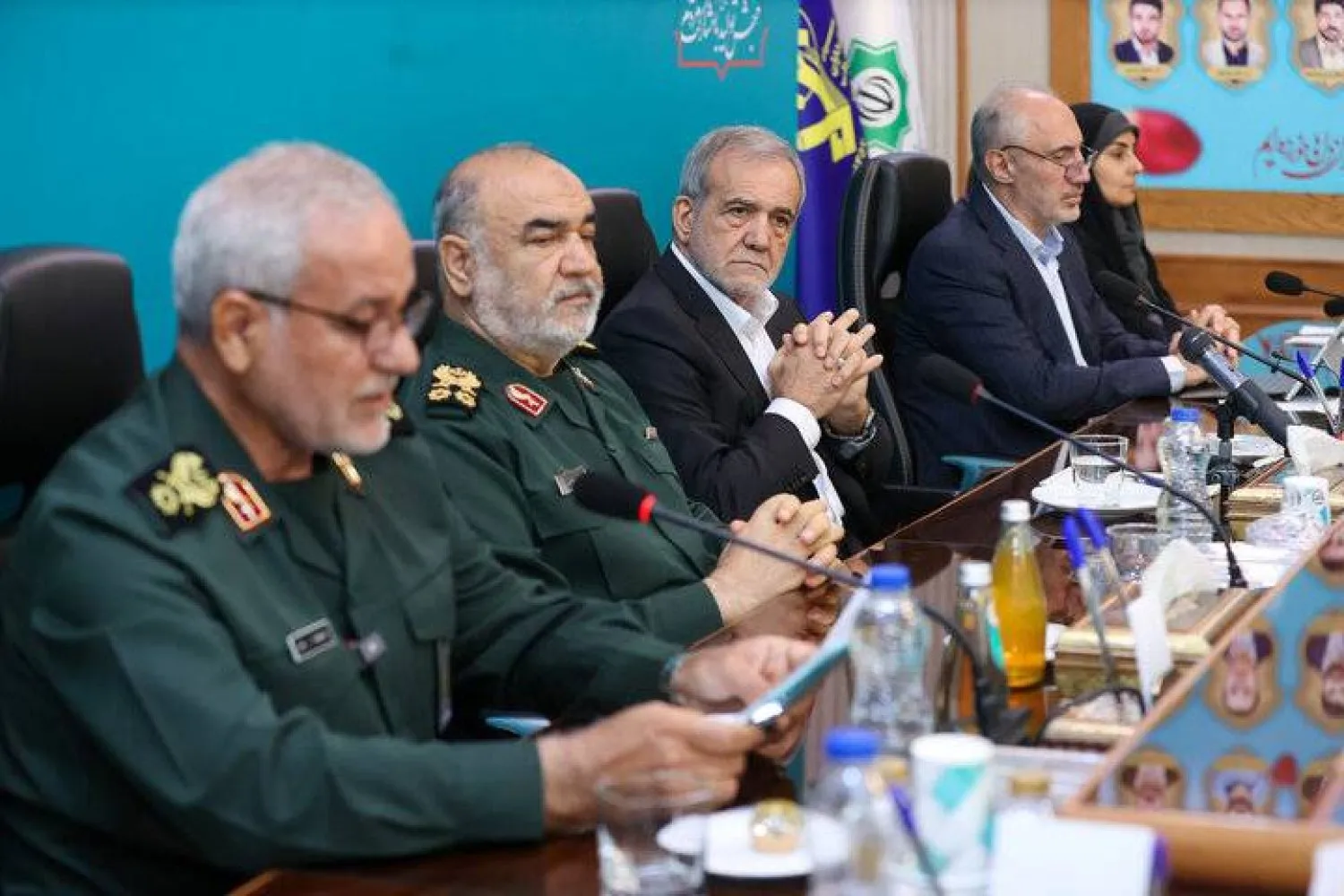 DMO Komutanı Tümgeneral Hüseyin Selami (soldan ikinci) ve İran Cumhurbaşkanı Mesud Pezeşkiyan, Hatemü'l Enbiya grubunun bir toplantısı sırasında. (Mehr haber ajansı)