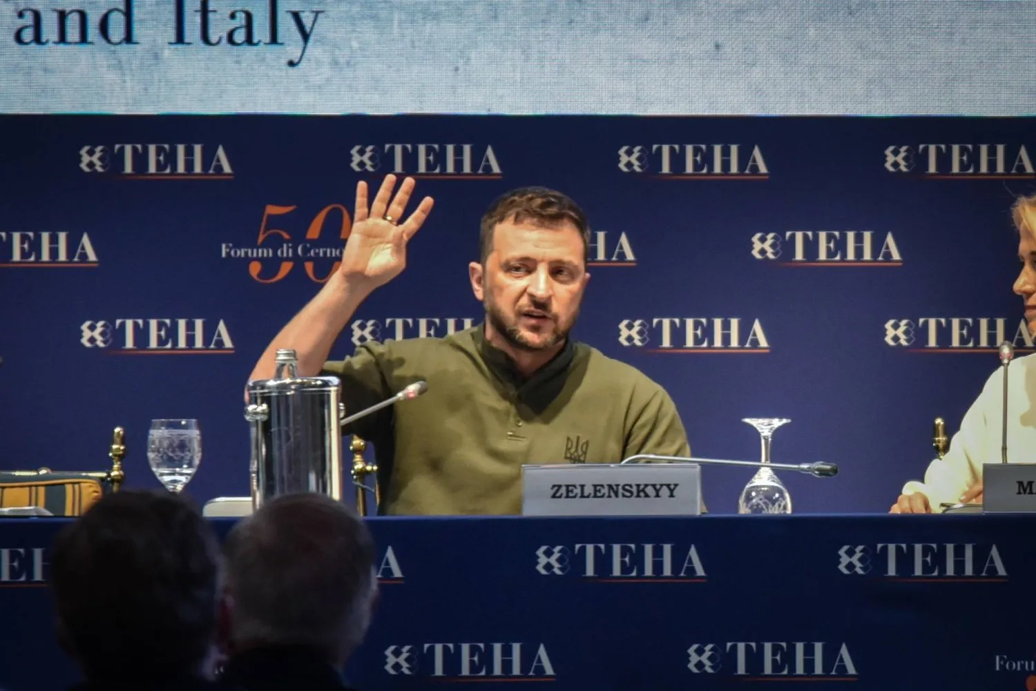 Ukrayna Devlet Başkanı Vladimir Zelenskiy, İtalya'daki konferansta daha fazla silah tedarik edilmesi çağrısında bulundu. (EPA)